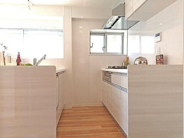 収納・デザイン・最新機能にこだわった魅力満載のキッチンです。食器棚や冷蔵庫を置けるスペースもあります！ 