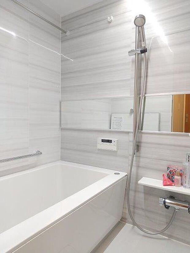 白を基調とした清潔感のあるバスルームです。お仕事で疲れた体をいつでも温かなお風呂が癒してくれます。 