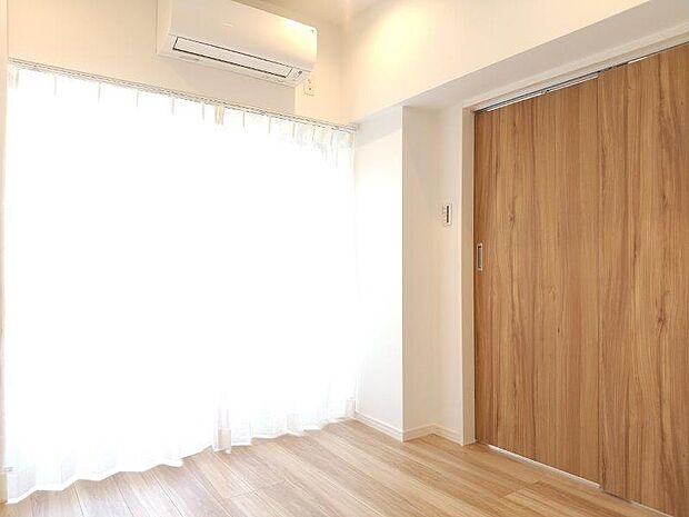 柔らかな日差しが差し込む洋室は主寝室としてもお使いいただけます。 