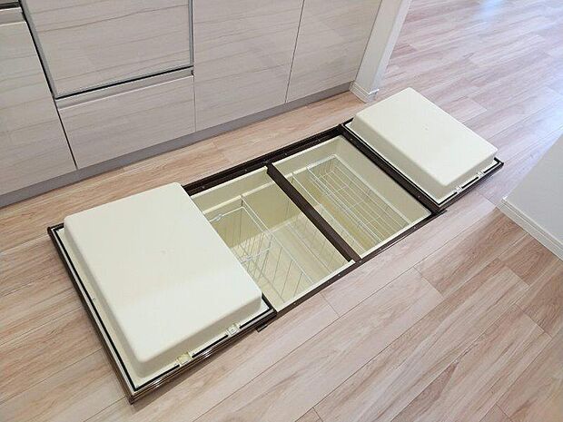 キッチンの床下収納は動線や視線を邪魔しないので空間をすっきり見せてくれます。 
