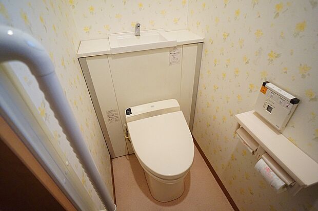 トイレは1階と2階の各階に完備♪こちらは1階のトイレです☆