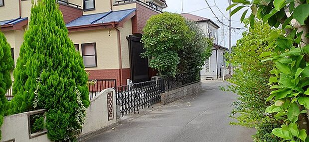 車通りの少ない閑静な住宅地、のびのびした子育てに適します。 