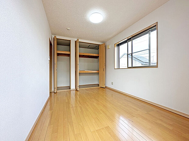 住宅街の2階南向きのお部屋です。日当たりはご覧のとおり。 