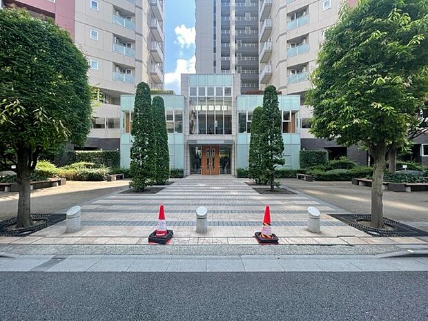 エントランス付近は広場になっており、住民の方はペットの散歩やベンチで休んだりといった時間の過ごし方もできます。