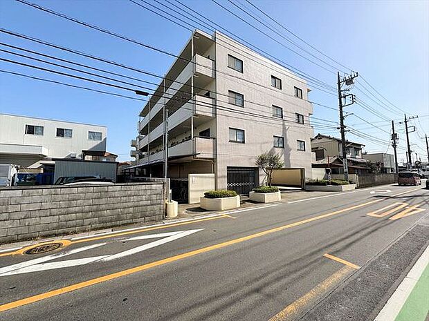 車通りの少ない閑静な住宅地、のびのびした子育てに適します。 