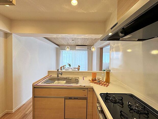 吊戸棚で視界を遮らず、パノラマ感を重視したタイプのキッチンスペース。 