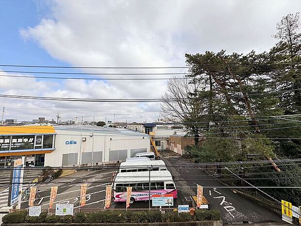 あたりには住宅を中心とした建物が広がります。 