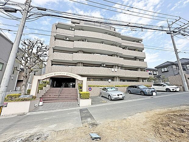 車通りの少ない閑静な住宅地、のびのびした子育てに適します。 