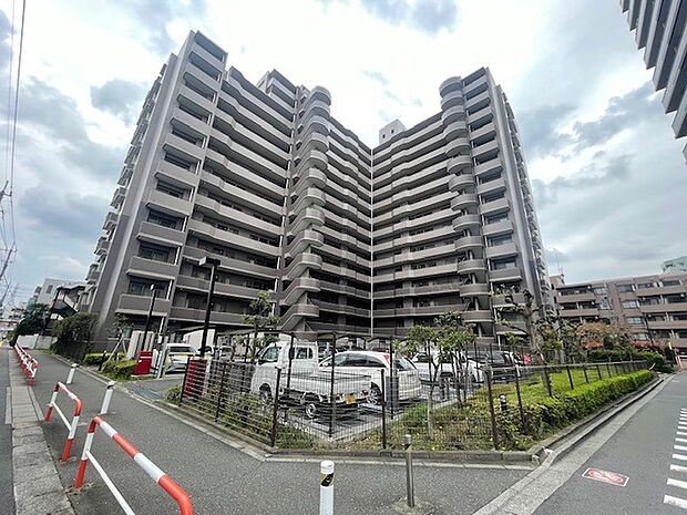 駅の近くに住めば、家族そろった朝食タイムがさらに楽しく。 