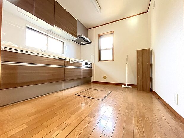 令和3年5月キッチン交換済み。 手を伸ばせばそこに収納が。安定した使用感の吊戸棚つきのキッチン空間。 