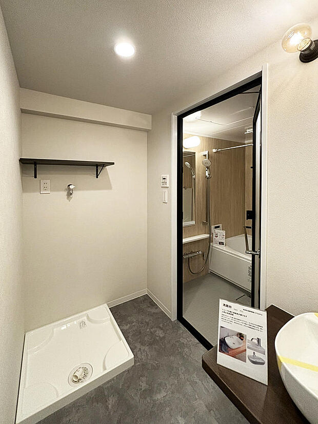 洗面室｜洗面室もゆったり広めに設計しています。湿気がこもりがちな場所のため洗面室の入口にはあえて扉を設けず、それによりスムーズな動線の確保を同時に叶える設計です。