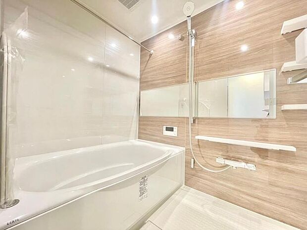 ホテルライクなワイドミラー付きの浴室。