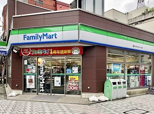 ファミリーマート 横浜イセザキモール店まで徒歩2分・170ｍ