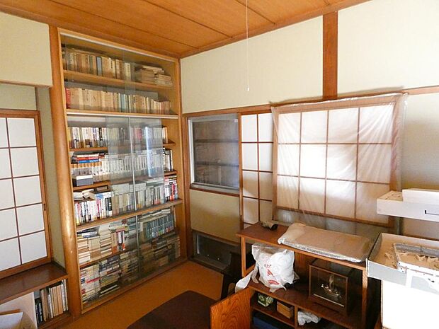 2階和室。書棚が付いてます。