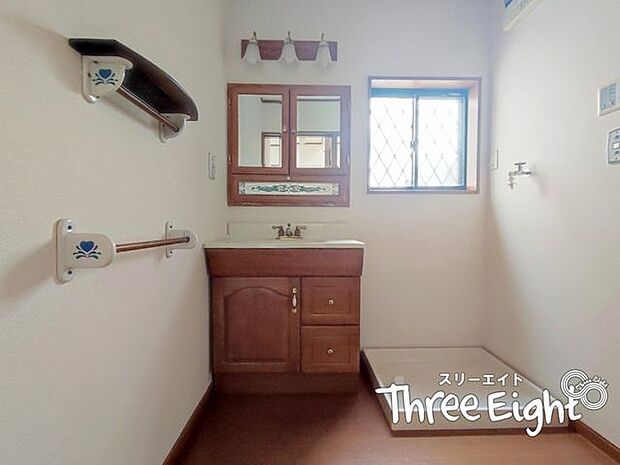 【 1階 洗面室 】ナチュラルカントリーな可愛い洗面台です♪　鏡と水栓のデザインが凝ってますね！