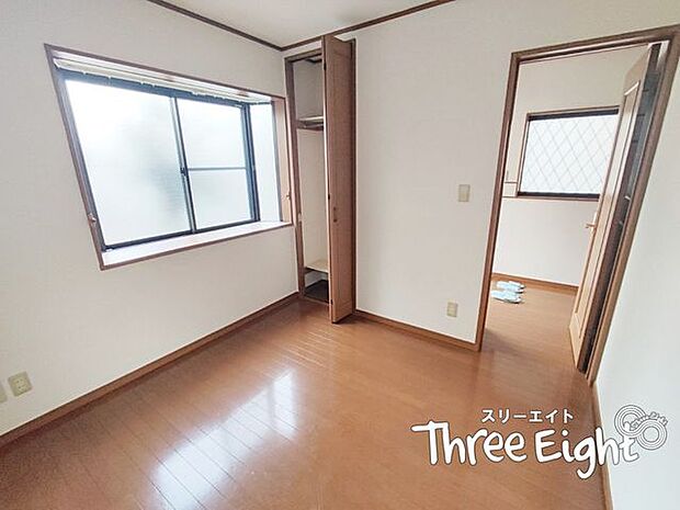 【 1階 洋室 5帖 】収納スペースももちろんありますよ！玄関入ってすぐの洋室になります。