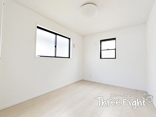 2階6帖の洋室です。2面採光になっていますので、日当たりは良好♪使いやすい綺麗な形のお部屋です。