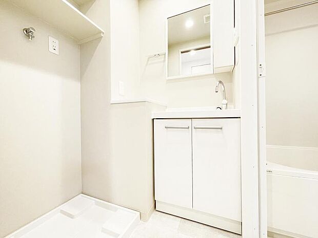 清潔感のある洗面台は収納力もあり、いつでもすっきりとした洗面室に。