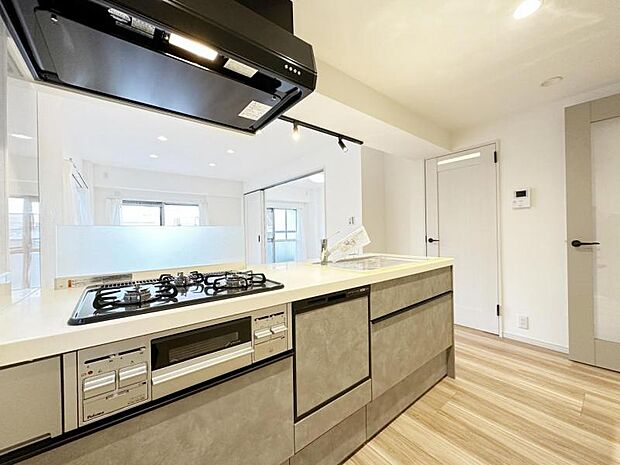 大型収納スペースが備わった快適なキッチンスペース。キッチン周りを綺麗にスッキリとした空間が保てます。
