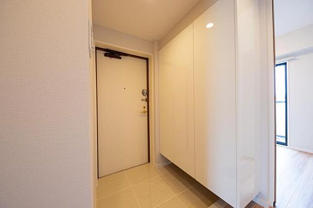 ■玄関／ドア・床タイル・シューズBOX全てをホワイトで統一した清潔感ある玄関です。