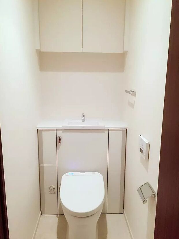 トイレには機能的で便利な収納棚を完備、快適な温水洗浄便座付です。