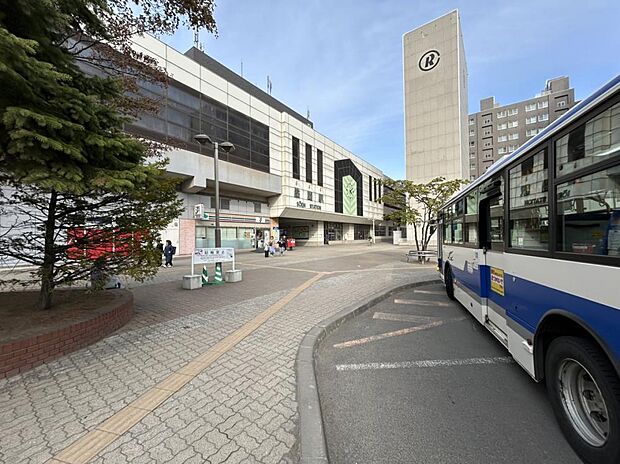 【周辺環境＿駅】ＪＲ函館本線桑園駅まで約800ｍ（徒歩10分）です。札幌駅まで一駅（ＪＲ乗車時間3分）になります。学園都市線も利用することができ、とても便利です。