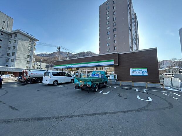 【周辺環境】ファミリーマート札幌ロープウェイ入口店まで徒歩約5分(約350m)です。