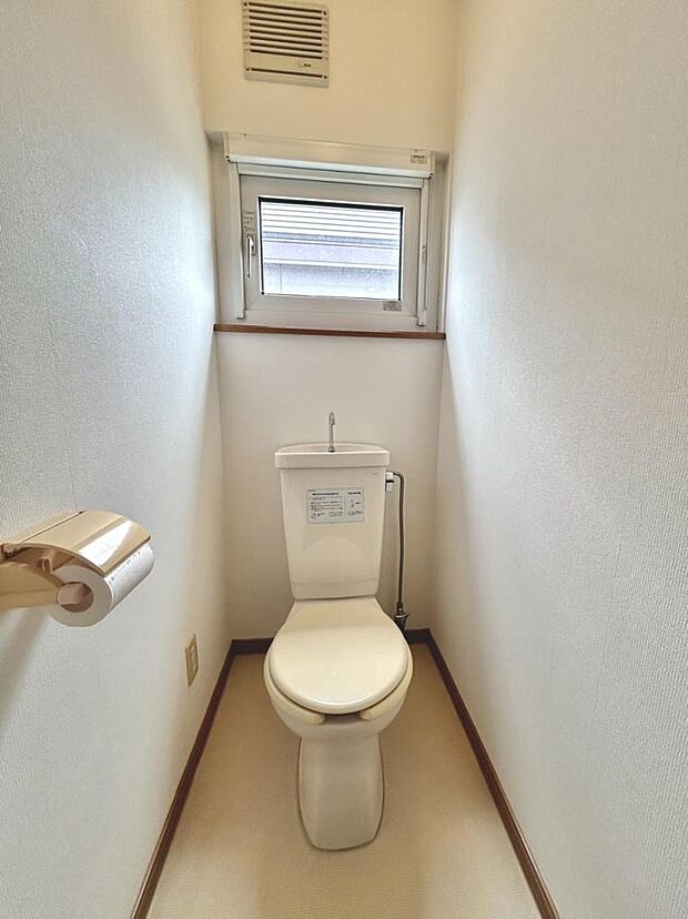 【期間限定現況販売＿2階トイレ】2階にもトイレがあるので階段を降りなくても良いのがうれしいポイントですね。