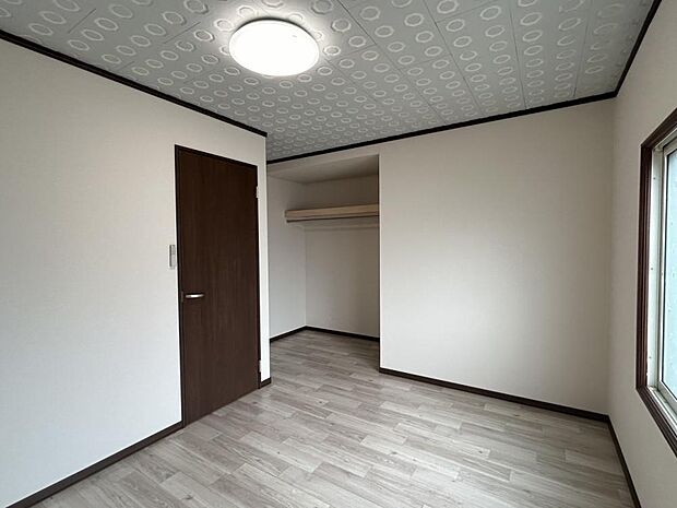 【洋室】9畳洋室の写真です。こちらは床のクッションフロア張り替えと、壁のクロス張替え、オープンクローゼットが新設しました。