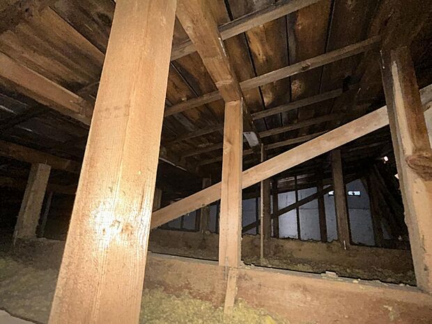 【屋根裏】屋根裏の写真です。中古住宅の3大リスクである、雨漏り、主要構造部分の欠陥や腐食、給排水管の漏水や故障を2年間保証します。その前提で屋根裏まで確認の上でリフォームします。