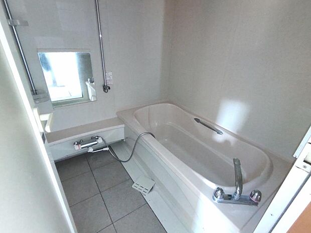 【リフォーム中写真】浴室は1坪タイプのリクシル製ユニットバスに新品交換致します。毎日のお風呂が楽しみになりますね。