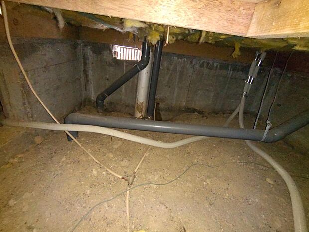 【床下】中古住宅の3大リスクである、雨漏り、主要構造部分の欠陥や腐食、給排水管の漏水や故障を2年間保証します。その前提で床下まで確認の上でリフォームしています。