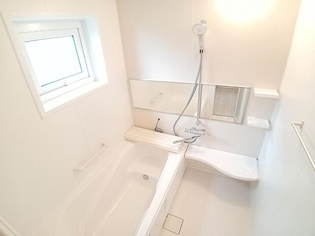 【リフォーム後】浴室はLIXIL製の新品のユニットバスに交換しました。足を伸ばせる1坪サイズの広々とした浴槽で、1日の疲れをゆっくり癒すことができますよ。