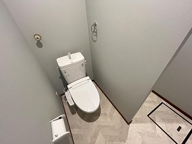 【リフォーム済】トイレの写真です。新品に交換しました。天井や壁のクロス貼替と照明の交換を行いました。隣は収納スペースとしてご利用いただけます。