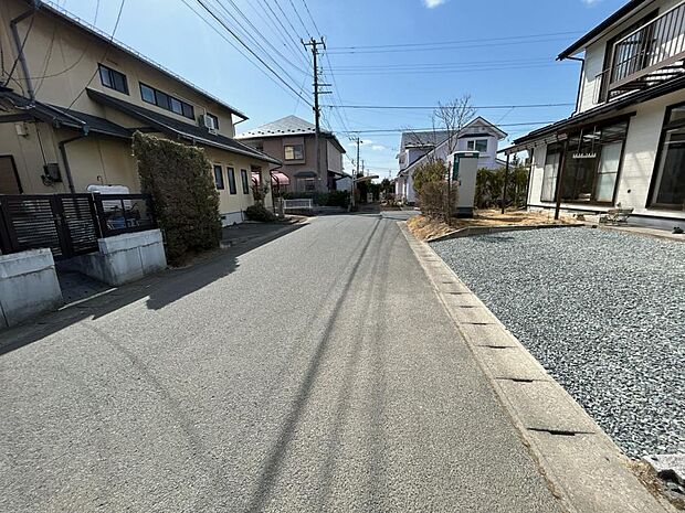 【道路】西側4と南側の幅員約6ｍの道路に接しています。