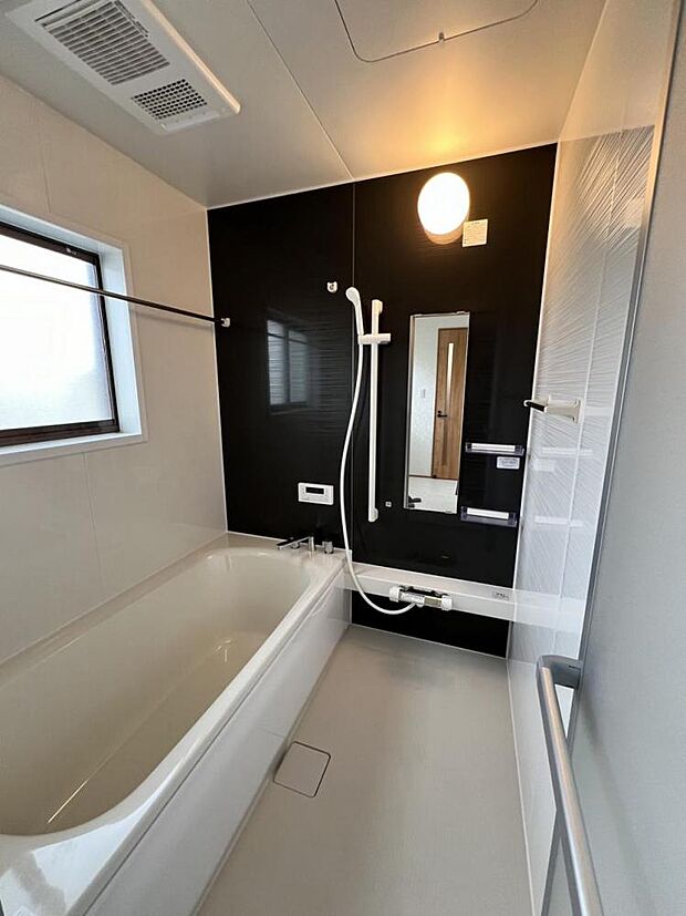 【リフォーム済】浴室はTOTO製の新品のユニットバスに交換しました。足を伸ばせる1坪サイズの広々とした浴槽で、1日の疲れをゆっくり癒すことができますよ。