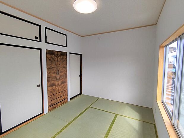 【リフォーム済】2階の和室です。天井と壁はクロス張りし、襖の張替えも行いました。畳は表替えを行いました。