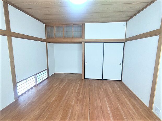 【リフォーム済】中二階の和室8畳は9.5帖の洋室に間取り変更いたしました。天井壁のクロスを貼り替え床はフローリングで仕上げました。