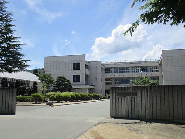 【周辺環境/中学校】米沢第二中学校まで1400ｍ(徒歩18分)中学校まで一本道なので登下校もラクチンです。
