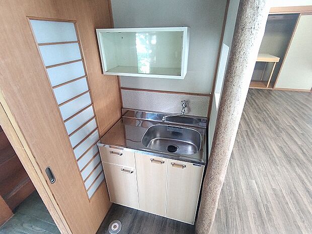 【洗面台】洋室8.5帖の横には洗面台があります。給湯室としても使えるのでお会社をやられる方にも便利です。