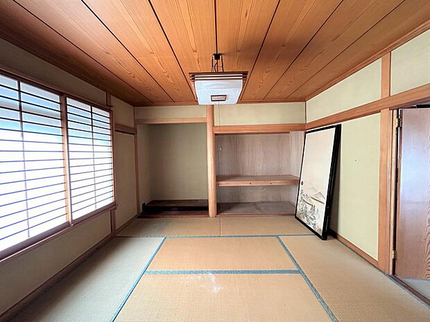 【リフォーム中】LDKになる和室の写真です。床はフローリング、壁、天井はクロスを張ります。ダイニングスペースにいかがでしょうか。
