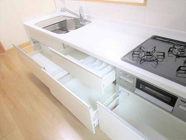 【同仕様写真】キッチン収納です。キッチンの収納スペースもしっかりあるので、調味料から調理器具まで整理整頓することができますよ。