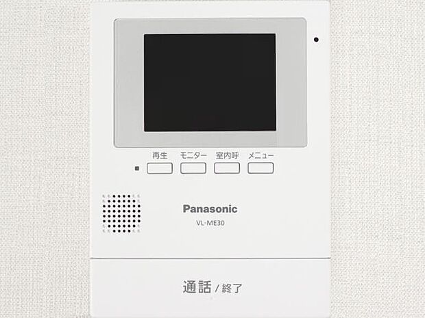 【同仕様写真】新しく設置するドアホンはカラーモニター付きです。留守中の来客も記録できるので防犯面でも安心ですね。しつこいセールスも顔を合わせずに対応できます。ご年配の方やお子様のお留守番にも便利な商品