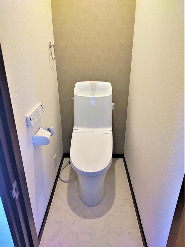 リフォーム済　2階トイレリクシル社製の温水洗浄便座トイレに新品交換しました。床のクッションフロアを張り替えました。おうちにトイレが2つあれば、順番待ちのイライラも解消ですね。？？
