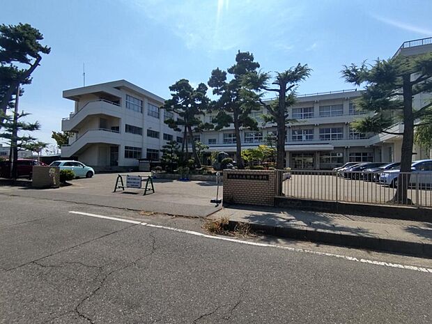 【周辺環境】新潟市立亀田西小学校まで約350m（徒歩9分）です。登下校の距離が短いと安心ですね。