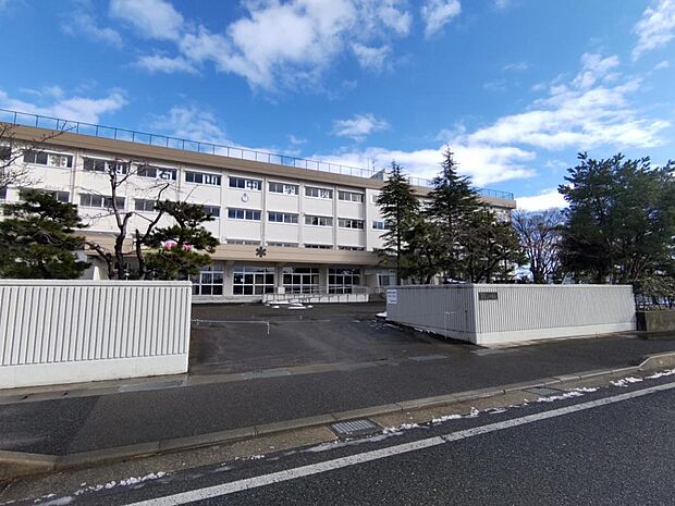 【周辺環境】新潟市立東石山中学校まで約1.1km（徒歩14分）です。毎日通えば慣れてしまう距離ですね。
