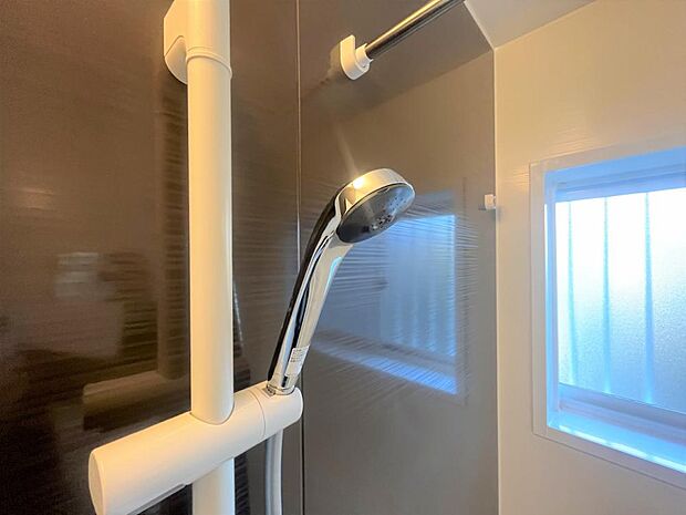 【リフォーム完成】新品交換のシャワーヘッド。シャワーヘッド中央は渦を発生させ一気に散水する旋回流のeシャワー、外周はストレートシャワー。二種類のシャワーの組み合わせで、節水と浴び心地のよさを実現。