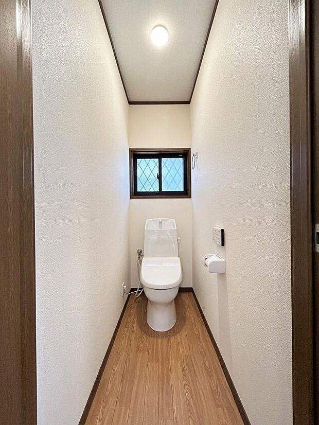 【リフォーム完成〈1階 トイレ〉】トイレ交換、照明交換、壁クロス張替え、床クッションフロア張りしました。