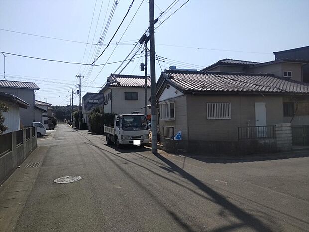 （リフォーム中写真）前面道路（東側）です。