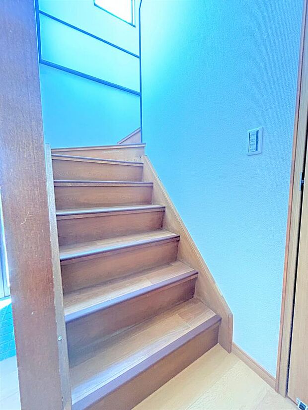 【リフォーム済】階段写真。階段はクリーング、取っ手は交換を行い、天井・壁はクロス張替え、照明は交換いたしました。緩やかな傾斜の階段、上り下りも安心ですね。